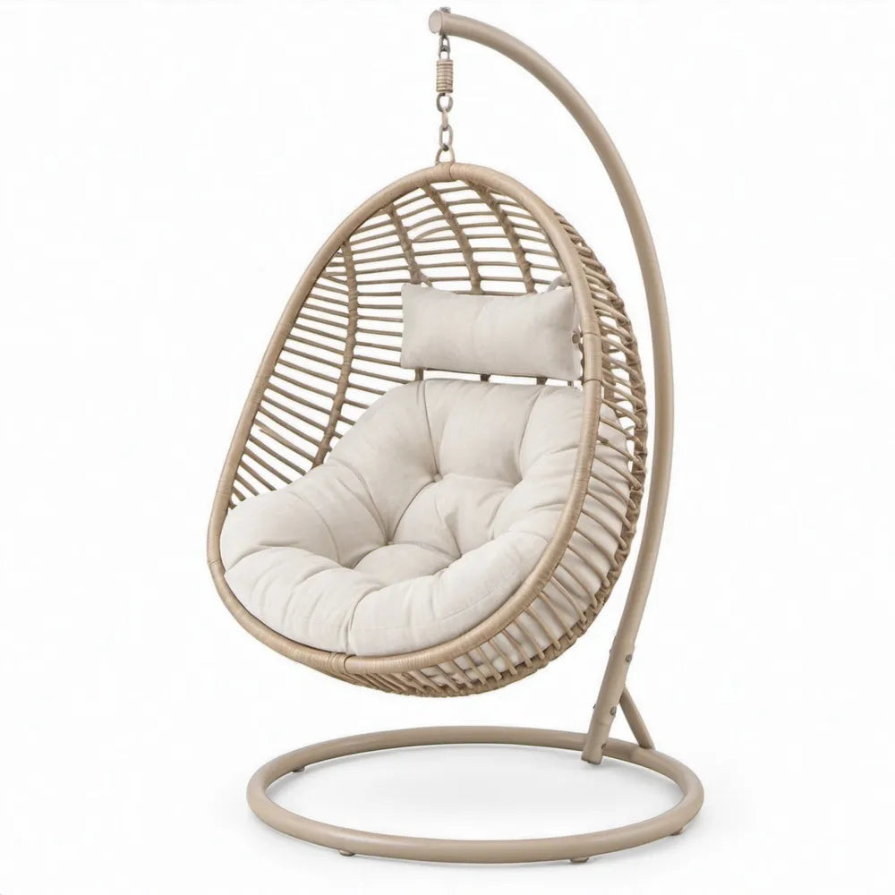 Beige hangstoel met standaard en crèmekleurige kussens, 95 x 75 x 195 cm