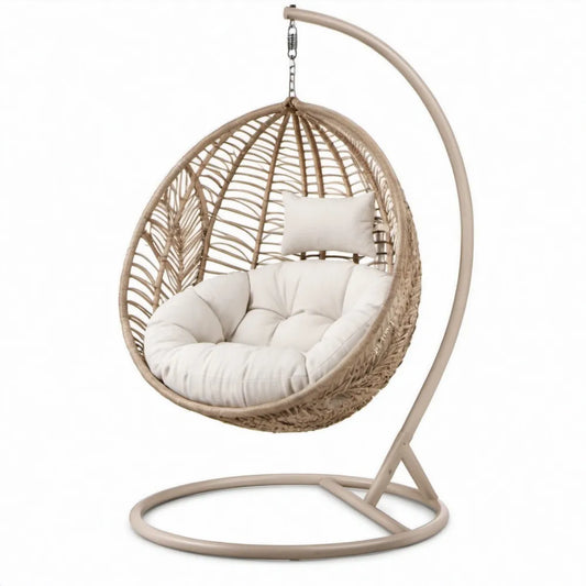 Beige eivormige hangstoel met standaard van PE-rattan en staal, 95 x 95 x 195 cm
