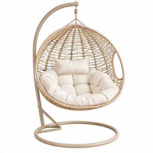 Beige hangstoel met standaard van PE-rotan en stalen frame, 105 x 100 x 195 cm, met crèmekleurige kussens