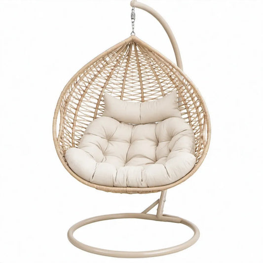 Beige hangstoel met standaard, ovale PE-rattan zitting en crèmekleurige polyester kussens, 105 x 105 x 195 cm